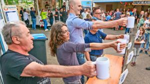 Da sind starke Arme gefragt: Beim Bierkrugstemmen geht   Klaus Stammel (vorne  links) als Sieger vom Platz. Foto: /Simon Granville