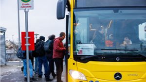 In Ehningen drängen sich Menschen in den Schienenersatzverkehr. Foto: S/tefanie Schlecht