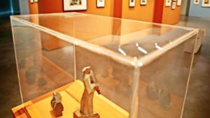 In der Ausstellung sind neben Grafiken auch    einige Holzfiguren zu sehen. Foto: Stoppel
