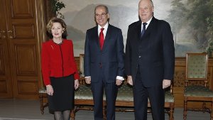 Norwegens König Harald (rechts), seine Frau Sonja und OPCW-Generaldirektor Ahmet Üzümcü. Foto: dpa