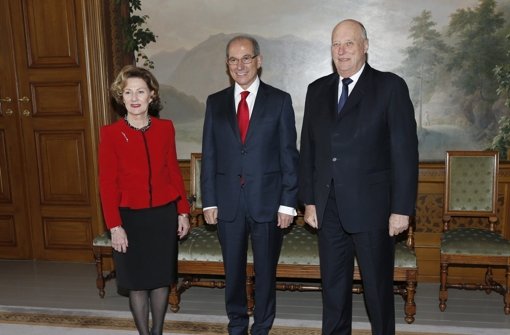 Norwegens König Harald (rechts), seine Frau Sonja und OPCW-Generaldirektor Ahmet Üzümcü. Foto: dpa