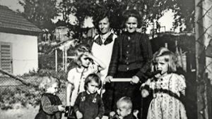 Die Familie Wild in ihrer Siedlung in Stuttgart-Zuffenhausen: rechts außen Klara, links außen ihre kleine Schwester Gerda, die am 5. Oktober 1943 in der Psychiatrie Eichberg umgebracht wurde. Foto: Lando Hass Foto:  