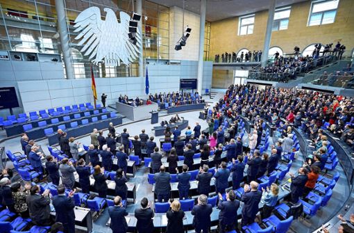 Der Bundestag will am Dienstag über weitere Corona-Maßnahmen beraten. (Archivbild) Foto: dpa/Michael Kappeler