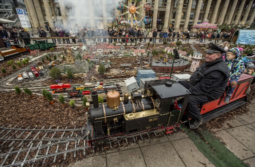 Noch ein Grund für Weihnachten in Stuttgart: Die kleine Dampfeisenbahn auf dem Weihnachtsmarkt. Foto: Lichtgut/Leif Piechowski
