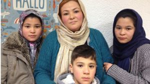 Sakina Esmaili floh mit ihren beiden Töchtern Mohadesa (14, rechts) und Mahdia (13, links) und ihrem Sohn Morteza (7) aus Afghanistan. Foto: Waldow