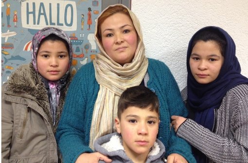 Sakina Esmaili floh mit ihren beiden Töchtern Mohadesa (14, rechts) und Mahdia (13, links) und ihrem Sohn Morteza (7) aus Afghanistan. Foto: Waldow