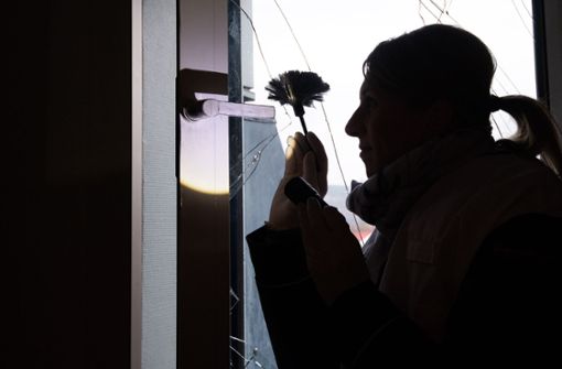 In einer Firma wurde ein Fenster aufgehebelt, zur Spurensicherung kamen Spezialisten der Kriminalpolizei nach Kirchheim (Symbolfoto). Foto: picture alliance/dpa/Julian Stratenschulte