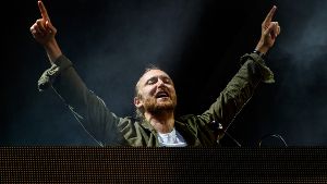 „God is a DJ“ heißt ein bekanntes Lied der Band Faithless. Viele halten den französischen DJ David Guetta tatsächlich für einen Gott. Er liefert das offizielle Lied zur Euro 2016. Foto: AP
