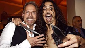 Musical-Star Kevin Tarte (links) mit dem  Magier-Freak  Skizzo aus Italien im Varieté. Foto: Klaus Schnaidt