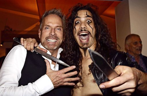 Musical-Star Kevin Tarte (links) mit dem  Magier-Freak  Skizzo aus Italien im Varieté. Foto: Klaus Schnaidt