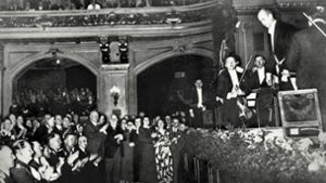 Konzert am 3. Mai 1935 in der alten Berliner Philharmonie: in der ersten Reihe sitzen Hermann Göring, Adolf Hitler sowie Joseph Goebbels und applaudieren dem Dirigenten Wilhelm Furtwängler (re.). Foto: dpa
