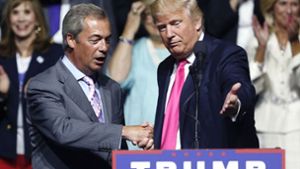 Nigel Farage (links), der Rechtspopulist und Brexit-Anführer aus Großbritannien, hat sich früh auf die Seite von Trump geschlagen. Er erhofft sich nun Auftrieb für seine Ideen in Europa. Foto: AP