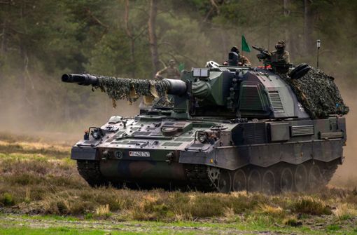 Angeblich sollen zwei Drittel der Panzerhaubitzen 2000 im Bestand der Bundeswehr nicht für den Einsatz tauglich sein. (Archivbild) Foto: dpa/Philipp Schulze