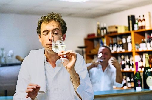 Timo Brunke (links) sucht im Wein die Wahrheit. Holger Gayer sucht die Weine aus. Foto: Lg/Verena Ecker