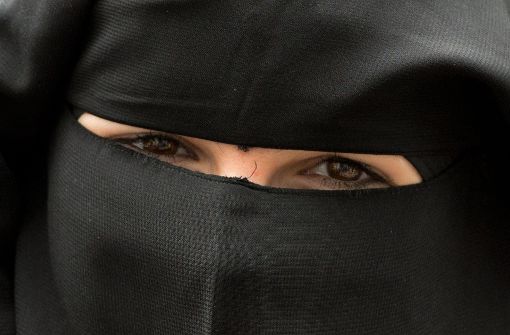 Eine Frau, die einen Nikab trug, wurde von einem Busfahrer in Emden nicht mitgenommen. (Symbolbild) Foto: dpa