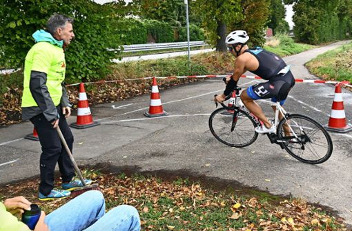 Scharfe Kurve: Prekäre Stellen sind beim Kornwestheimer Triathlon mit Streckenposten besetzt. Foto: Peter Mann