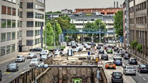 Hohe Verkehrsmengen bringen in Stuttgart eine Schadstoffbelastung mit sich, die beim Stickstoffdioxid weit über dem Grenzwert liegt. Foto: Lichtgut/Julian Rettig