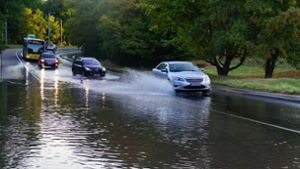 Wassermengen überfluten am Montagmorgen die Straße Am Kräherwald. Foto: Andreas Rosar Fotoagentur-Stuttgart