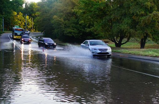 Wassermengen überfluten am Montagmorgen die Straße Am Kräherwald. Foto: Andreas Rosar Fotoagentur-Stuttgart