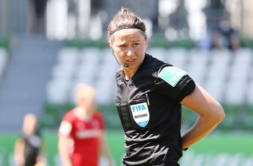 Franziska Wildfeuer darf bei den Männern bis zur Regionalliga als Schiedsrichterin Spiele leiten. Foto: imago /Susanne Hübner,