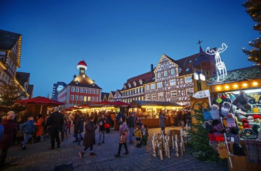 Wie zuletzt 2019 wird die rote Mütze auf dem Alten Rathaus das Erkennungszeichen für den Schorndorfer Weihnachtsmarkt. Alles andere wird coronakonform anders. Foto: Gottfried Stoppel