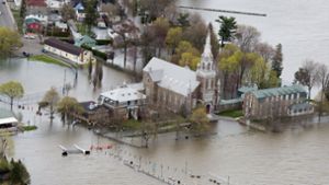 Die Luftaufnahme zeigt eine von Hochwasser umgebene Kirche im kanadischen Oka. Foto: dpa Foto:  