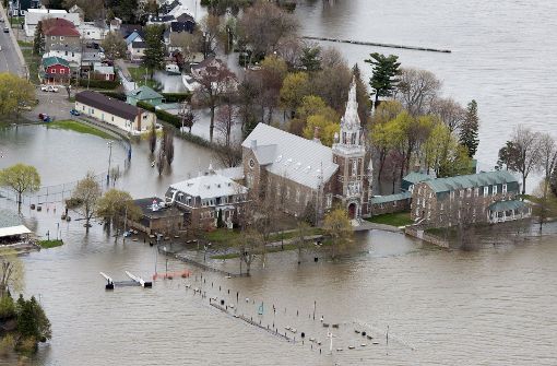 Die Luftaufnahme zeigt eine von Hochwasser umgebene Kirche im kanadischen Oka. Foto: dpa Foto:  