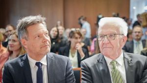 Robert Habeck (li.) und Winfried Kretschmann können sich eine Zusammenarbeit ihrer Grünen mit der Union vorstellen. Foto: dpa/Kay Nietfeld