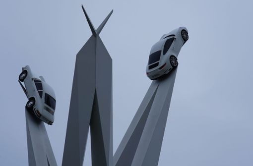 An der Skulptur in Stuttgart-Zuffenhausen fehlt ein Porsche 911. Foto: Andreas Rosar Fotoagentur-Stuttgart