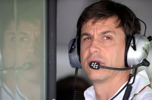 Mercedes-Motorsportchef Toto Wolff  erlebt die Rennen am  Kommandostand. Foto: dpa