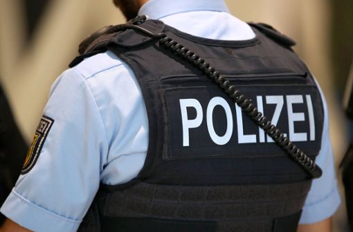 Ein Polizeibeamter im Einsatz. In Kirchheim bitten die Ermittler nun um Zeugenhinweise. (Symbolfoto) Foto: IMAGO/Maximilian Koch