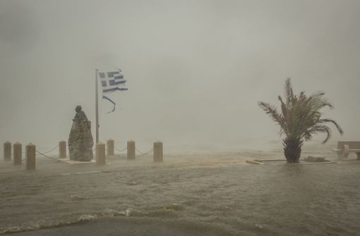 In Griechenland tobt der Sturm „Ianos“. Foto: dpa/Nikiforos Stamenis