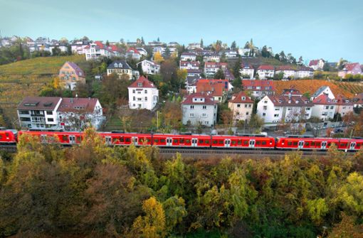 Die Gäubahnstrecke, hier im Stuttgarter Norden, wird bei S 21 von der City abgehängt. Die neue Route über den Flughafen wird aber nicht rechtzeitig fertig. Foto: dpa/Franziska Kraufmann