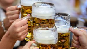 Auch in diesem Jahr steigen die Bierpreise auf dem Cannstatter Volksfest wieder deutlich an. Foto: dpa/Matthias Balk