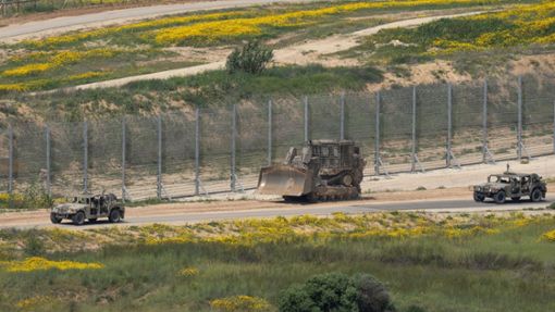 Ein Planierraupe der israelischen Armee ist in der Nähe der Grenze zum Gazastreifen zu sehen: Israel errichtet Berichten zufolge eine Kontrollstation. Foto: Ohad Zwigenberg/AP/dpa