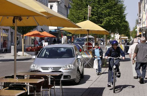 Eigentlich ist vor fast 15 Jahren geplant gewesen, die Hauptstraße zur parkfreien Zone zu machen. Geklappt hat das nicht. Foto: Horst Rudel