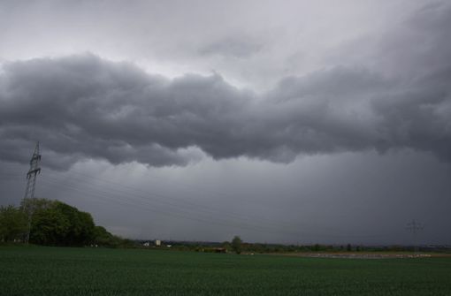 Über Stuttgart und Umgebung haben sich am Samstagmittag dunkle Wolken zusammengezogen. Foto: Andreas Rosar Fotoagentur-Stuttg
