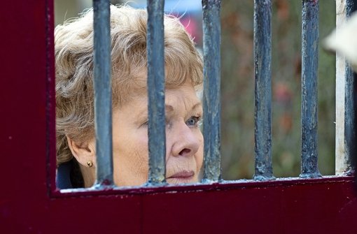 Blick durch die Gitter, hinter denen sie einst ihren  kleinen Sohn verschwinden sah: Judi Dench in der Titelrolle von „Philomena“. Foto: Universum