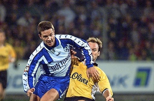 Heißes Duell: Torsten Raspe (li.) und die Kickers schlagen 1999 Borussia Dortmund mit Christian Nerlinger. Foto: Baumann