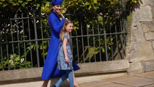 Freundlich lächeln und winken für die Schaulustigen: Prinzessin Kate und Prinzessin Charlotte in Windsor. Foto: AFP/YUI MOK