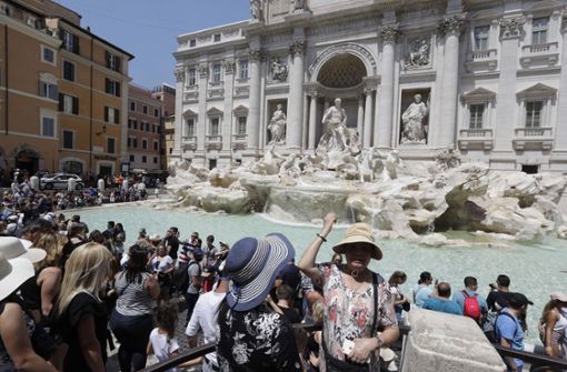 Vor allem Touristen werfen Münzen rücklings über die Schulter in das Wasser - das soll Glück bringen und den Besucher nach Rom zurückführen. Foto: AP