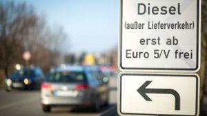 Dieses Schild signalisiert den Beginn der Fahrverbots-Zone. Nun befasst sich das Verwaltungsgericht Stuttgart mit der Frage, ob das Schild zulässig ist. Foto: dpa