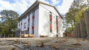 In Korntal hat die Stadt ein Haus für Flüchtlinge gebaut. Die Verwaltung will sich aber ergänzend  über das neue Programm des Landes informieren. Foto: Archiv/factum