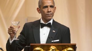 Anstoßen auf den „bittersüßen Moment“: US-Präsident Barack Obama bei seinem letzten State Dinner. Weitere Bilder zur Veranstaltung gibt es in unserer Bildergalerie. Foto: dpa