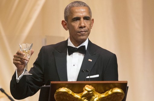Anstoßen auf den „bittersüßen Moment“: US-Präsident Barack Obama bei seinem letzten State Dinner. Weitere Bilder zur Veranstaltung gibt es in unserer Bildergalerie. Foto: dpa