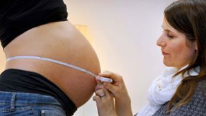 Nicht jede Schwangere findet eine Hebamme, die sie während und nach der Schwangerschaft begleitet. Foto: dpa
