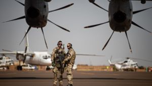 Deutsche Soldaten auf dem Flugplatz der malischen Hauptstadt Bamako: Ihr Einsatz geht nach Beschluss des Bundestages weiter. Foto: picture alliance/dpa/Arne Immanuel Bänsch