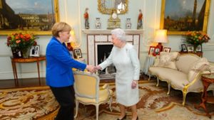 Ein kleiner Knicks, eine angedeutete Verbeugung und dann ein Händeschütteln: Angela Merkel hat die Queen formvollendet begrüßt. Foto: Getty Images Europe