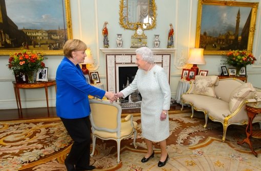 Ein kleiner Knicks, eine angedeutete Verbeugung und dann ein Händeschütteln: Angela Merkel hat die Queen formvollendet begrüßt. Foto: Getty Images Europe