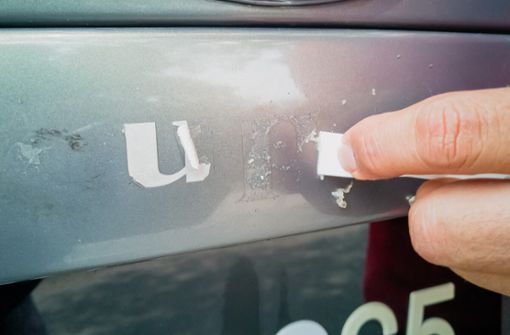 In diesem Artikel zeigen wir Ihnen 6 hilfreiche Tipps, wie Sie Aufkleber rückstandslos vom Auto entfernen können.